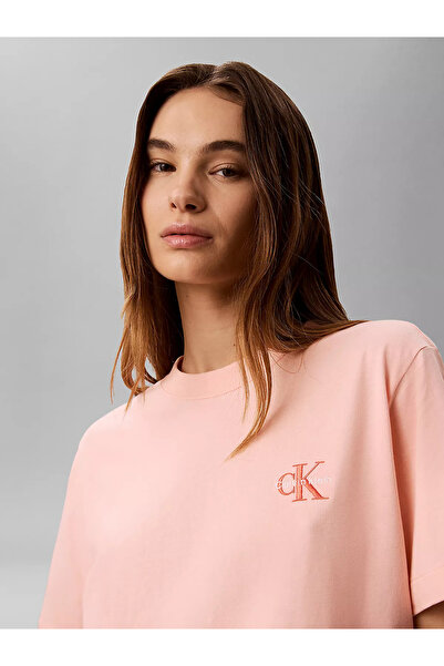 Calvin Klein Kadın Normal Kalıp Pamuklu Yuvarlak Yakalı CK Logo Baskılı Kısa Kollu Pembe T-Shirt