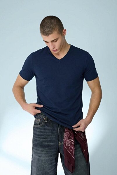 DAMGA JEANS تي شيرت رجالي ذو قصة مستقيمة وياقة على شكل حرف V باللون الأزرق ال...