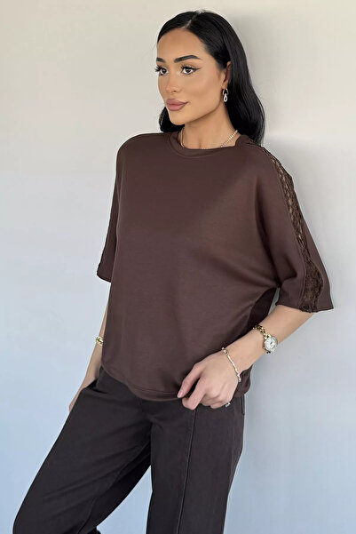 Aryena تي شيرت نسائي بتفاصيل دانتيل على الكتف باللون البني