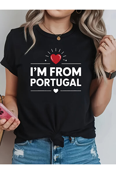 01THEONE تي شيرت نسائي بياقة دائرية وأكمام قصيرة من I'M FROM PORTUGAL، مزين ب...