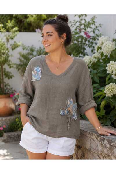 Butik Şans بلوزة نسائية من الكتان الإيطالي بتفاصيل زهور مطرزة وياقة على شكل V...