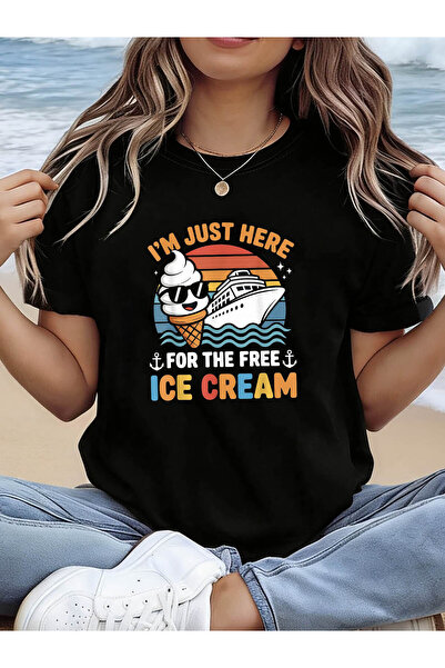 01THEONE تي شيرت مطبوع عليه عبارة "I'M JUST HERE FOR THE FREE ICE CREAM" بأكم...