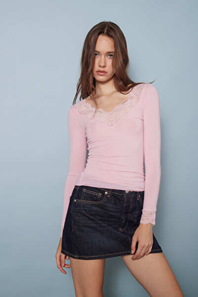 Nisan Lace Detailled V-Neck T-Shirt