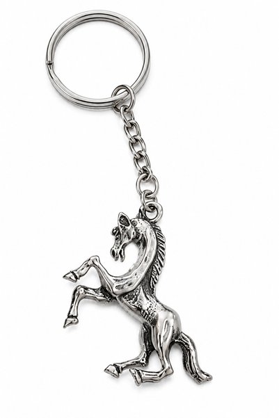 HER ŞEY NOTA www.herseynota.com Breloc metalic cu figurină de cal nobil în galop – Accesoriu elegant și durabil pentru chei