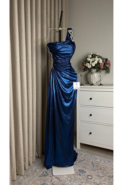 MYGROUP Shiny One-Shoulder Dress with Attractive Crystal Details