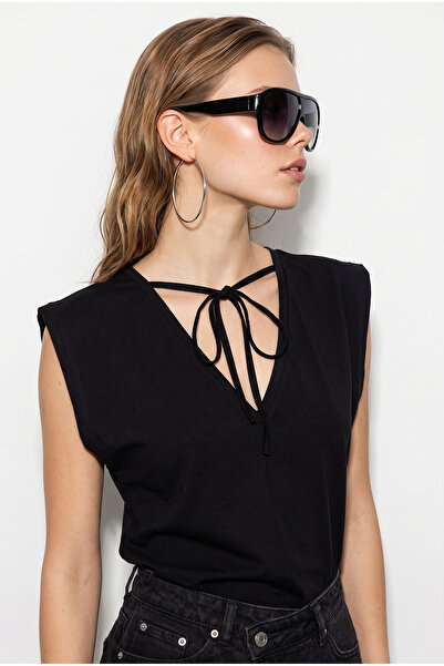 Bianco Lucci Women's 100% Cotton V-Neck Blouse with Tie Detail 60382620
