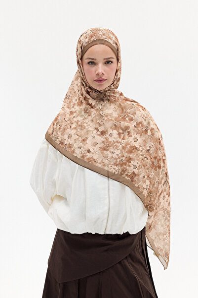cs camellia scarf Криспи шал от мек памук с флорален десен - Кафяв