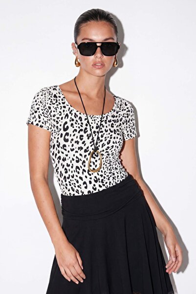 Drop by TrendyolMilla T-shirt sa V-izrezom i leopard printom, sa detaljima od...