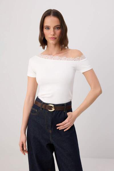 Trendyol Collection Ecru Fitted/Bodycon Boat Neck Lace Detailed Crop/Short So...