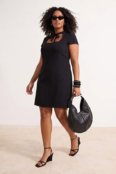 Trendyol Curve Schwarzes gewebtes Kleid in Übergröße TBBSS26AH00245