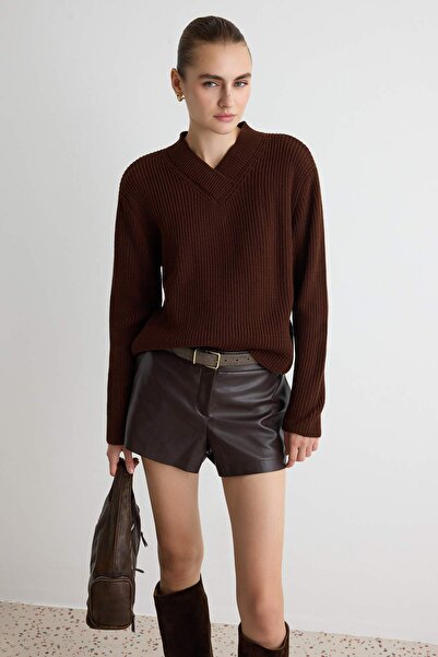 Trendyol Kollektion Brauner Strickpullover mit geschlossenem V-Ausschnitt TWO...