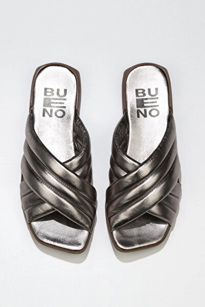 Bueno Shoes شبشب مسطح نسائي من الجلد اللامع باللون الفضي 01wu1803