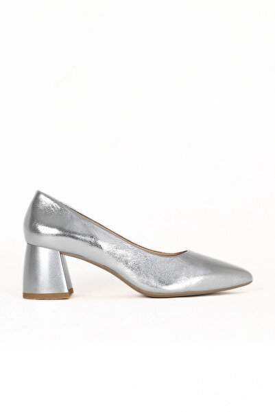Bueno Shoes حذاء بكعب نسائي من الجلد الفضي اللامع 01we5801