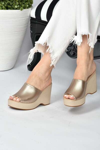 Fox Shoes Γυναικείες παντόφλες με χρυσό τακούνι K250101509