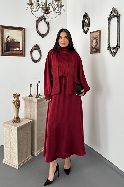 Elbee Fashion Woman فستان من الساتان الجاكار باللون العنابي