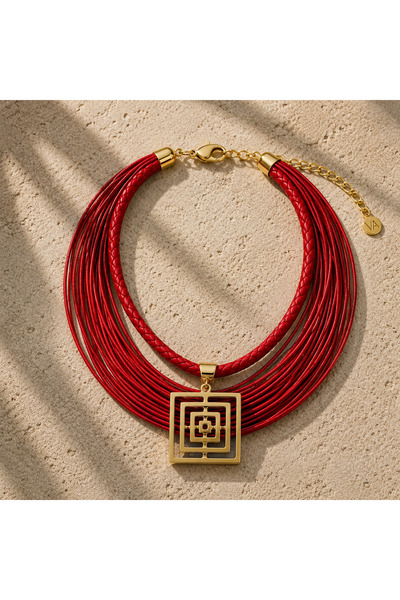 Kutcha Accessories Kırmızı Çok Katlı Kordon Gold Geometrik Plaka Kolye