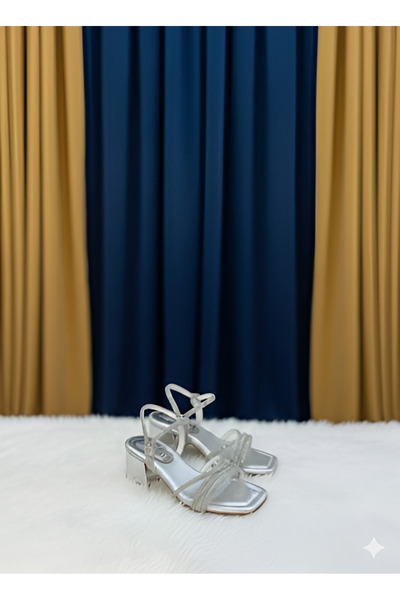 Minican Girl's Glittery Silver Chain Heels! Elegance Is Added to Any Combinat...