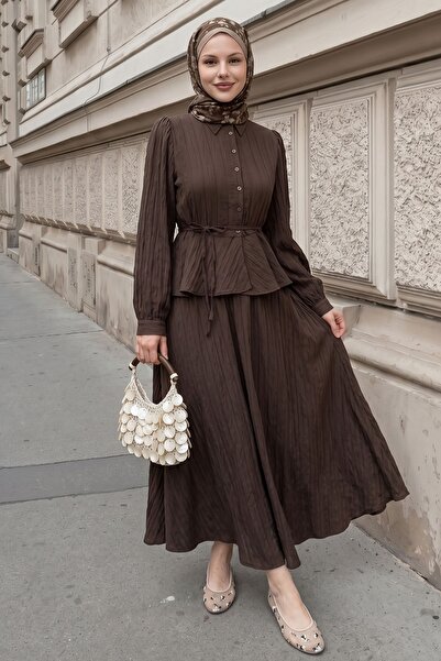 InStyle Σετ σε χρώμα καφέ πικρό με πουκάμισο με κορδόνια και φούστα