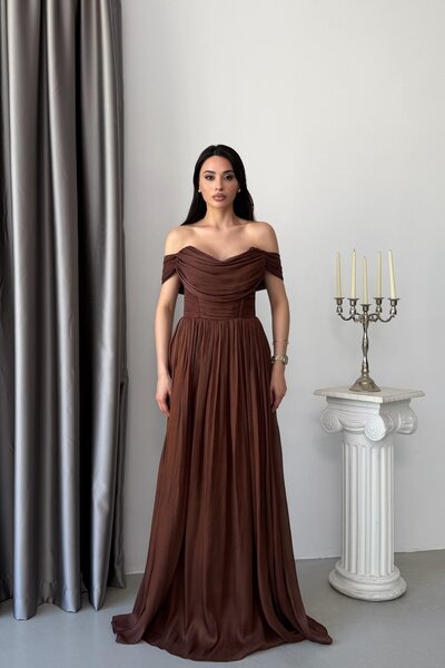 Serica Moda Καφέ βραδινό φόρεμα με πιέτες και λαιμόκοψη καγιόκαμπα