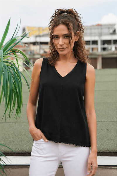 Fashion Friends Γυναικεία μπλούζα με λαιμόκοψη V σε μαύρο χρώμα 26Y0530K1