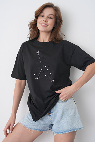 TREND EMMODA Tricou casual negru cu guler rotund, cu imprimeu cu tematică ast...