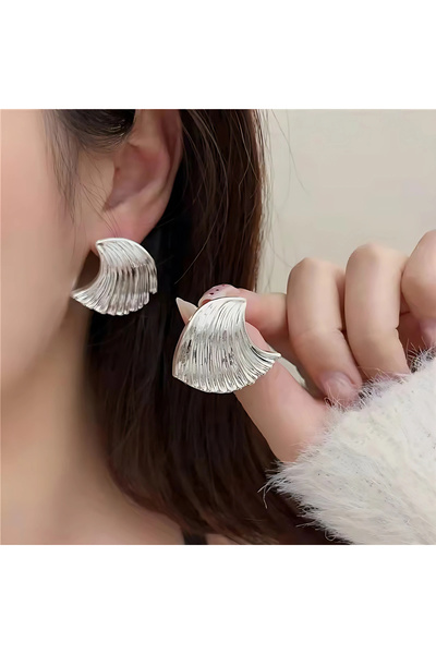 GlaMLo Accessories Textured statement earrings with a shell-inspired design