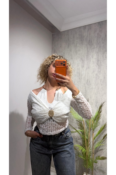 BELİS WEAR بلوزة نسائية أنيقة بأكمام طويلة مع تفاصيل من الدانتيل والقلادة وال...