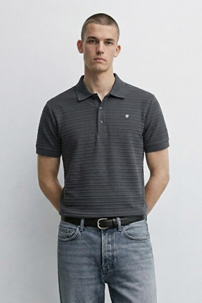 MATERIAL Ανδρικό ριγέ άνετο μπλουζάκι με γιακά πόλο και σμοκινέ όψη