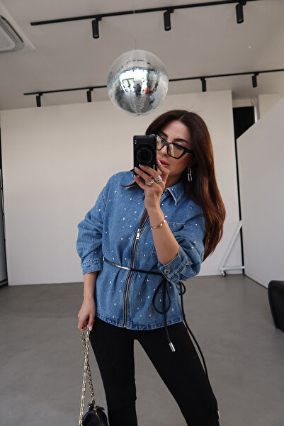 Özge Özgenç جاكيت دينيم بتصميم حجري وطبعة قماش الكانفاس