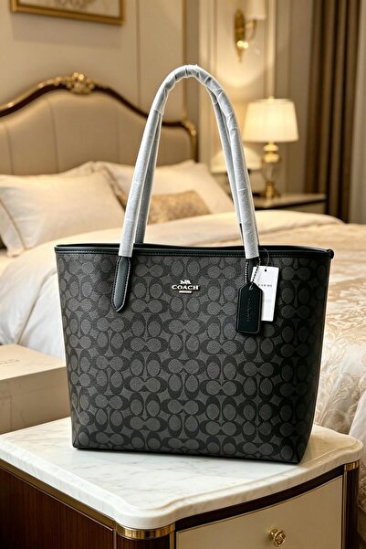 By Coach حقيبة تسوق أنيقة متعددة الاستخدامات بتصميم مطبوع مميز، مناسبة للنساء...
