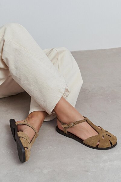 NİŞANTAŞI SHOES Harpy Rome Bej Süet Deri Toka Detay Düz Taban Kadın Sandalet