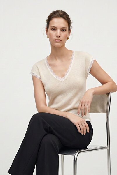 Rays Cream V-Neck Lace Sweater 007