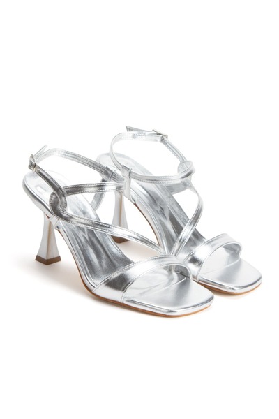 KARABAGSHOES حذاء نسائي فضي بكعب عالٍ ومقدمة مربعة وحزام للسهرات