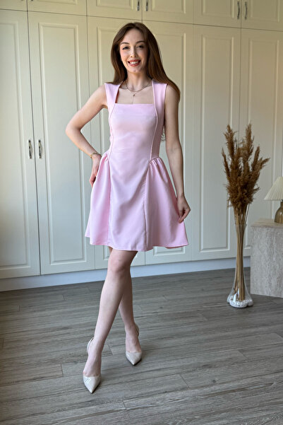 Dilay Gökoğlu Butik Bel Oturtmalı Askılı Kloş Kısa Pembe Elbise