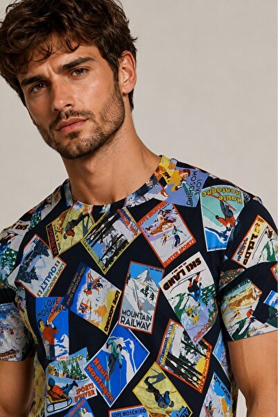 Love Moschino تي شيرت قطني بقصة عادية متعدد الألوان مطبوع عليه صورة بطاقة بريدية