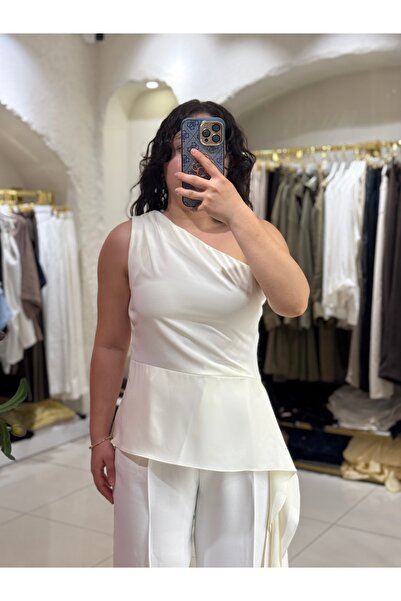 BUSE ATMACA Tek Omuz Detaylı Saten Bluz