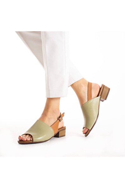 PİERRO SHOES صندل نسائي يومي من الجلد الطبيعي بكعب منخفض ومشبك من Arca