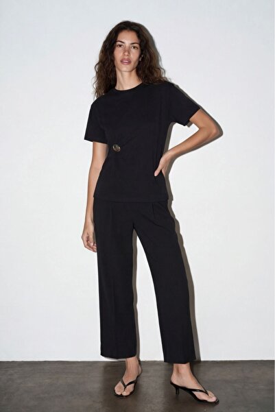 Quzu Brooch Detailed T-Shirt Black