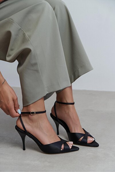 NİŞANTAŞI SHOES حذاء مونيكا نسائي بكعب رفيع من الساتان الأسود مع تفاصيل حزام ...