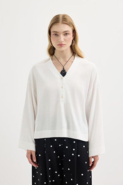 KADRİYE BAŞTÜRK Buttoned V-Neck Shirt Ecru