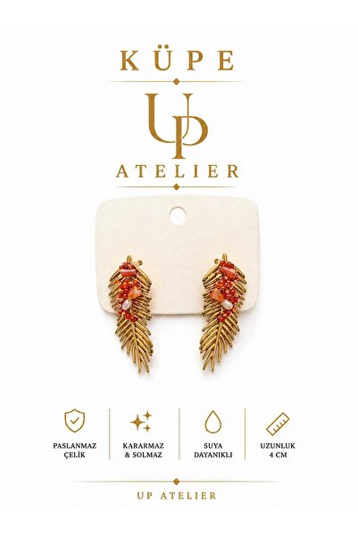 Up Atelier أقراط ذهبية بتصميم خاص على شكل ريشة مرصعة بالحجر الوردي