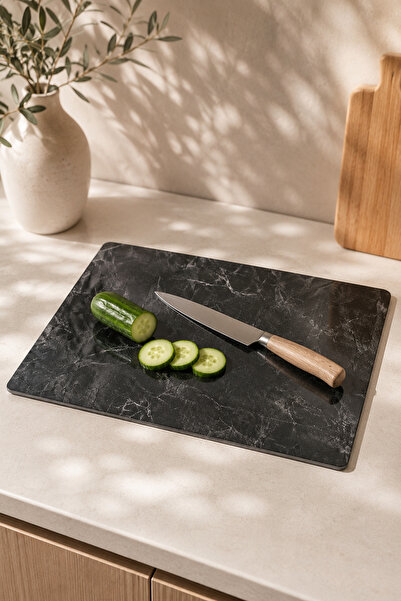 Cam Kesme Tahtası Siyah Mermer Desenli 25x35 cm Kaydırmaz Ayaklı | Dekoratif Cam Sunum ve Kesim Tahtası