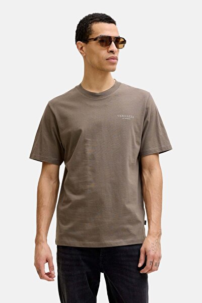 Jack & Jones تي شيرت رجالي بطباعة جرافيك وياقة دائرية باللون البني موريل JPRB...