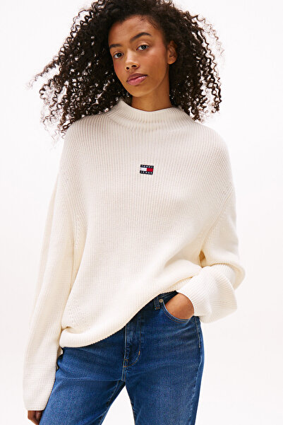 Tommy Jeans Dik Yaka Standart Nakışlı Beyaz Kazak Kadın DW0DW21676YBH