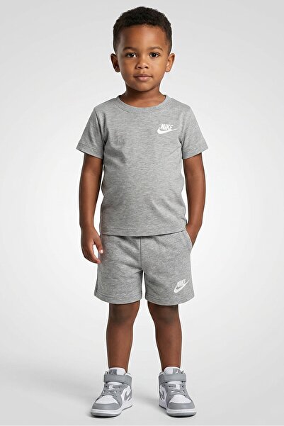 Nike طقم تي شيرت وشورت مطرز بشعار للأطفال الصغار، لون رمادي