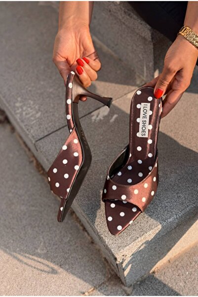 I Love Shoes نعال نسائية بكعب من الساتان المنقط باللون البني الحار من Yonspe