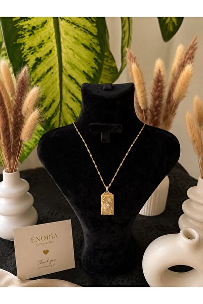 ENORİA ACCESSORİES Gold Dikdörtgen Madalyon Çelik Kolye kadın model üzerinde
