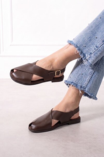 FUGA MODA Vieste Brown Cross-Strapped Gold Buckle Women's Sandals