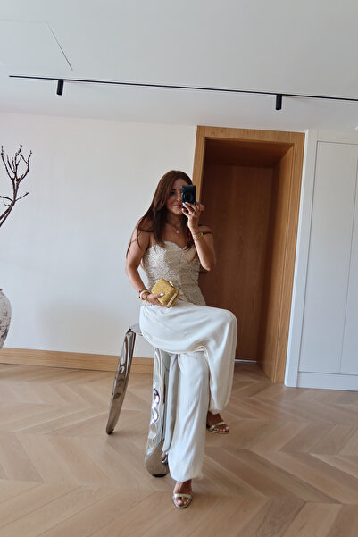 Özge Özgenç مشد بتصميم مرصع بالأحجار