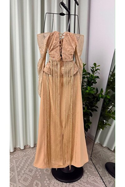 FASHION فستان بيج نيود بتوب كورسيه وأكمام دانتيل شفافة، يزينه شرابات ذهبية طو...